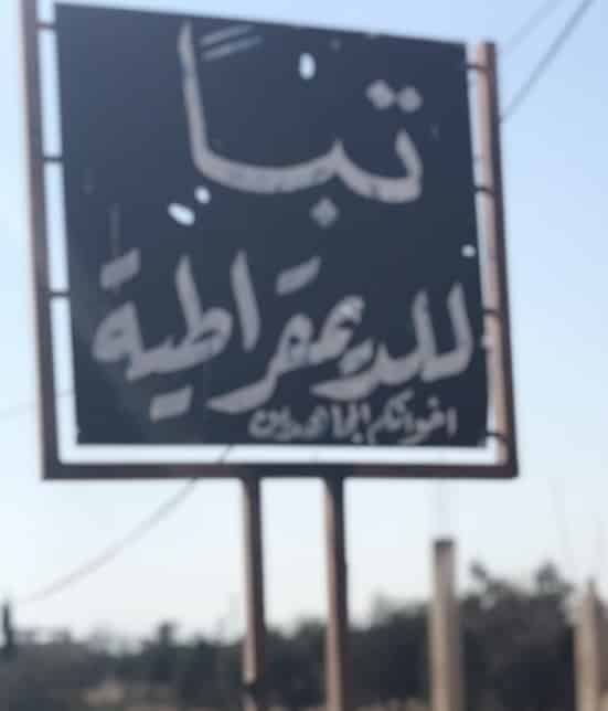 Idlib, tra colline gialle, fumo nero e poster di Putin