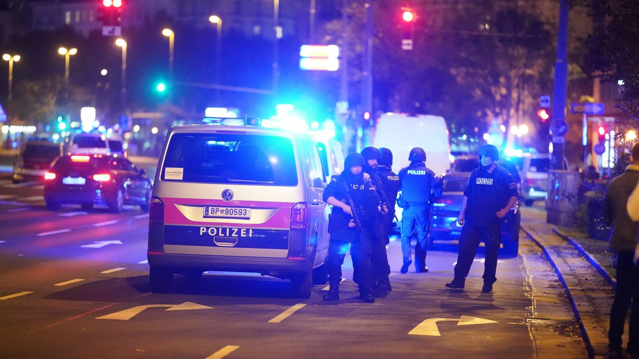 Vienna, attacco terroristico in 6 punti della città